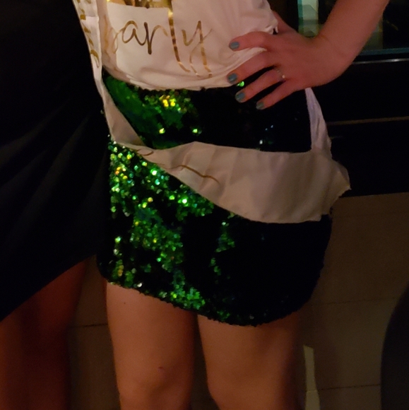 🦄 HOST PICK! 🦄GUESS sequined mini skirt - Picture 4 of 4